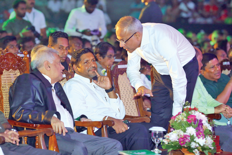 UNP National Organiser and President’s Chief of Staff Sagala Ratnayaka in conversation with President Ranil Wickremesinghe and UNP Deputy Leader Ruwan Wijewardene