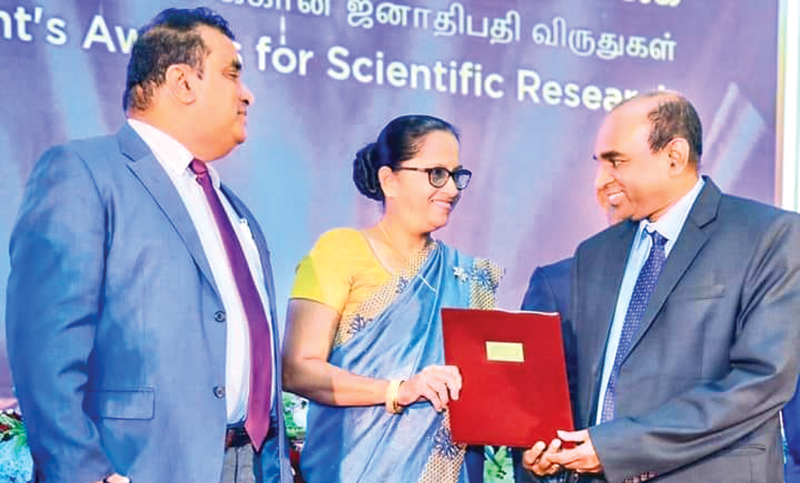 The President’s Awards Ceremony for Scientific Research was held yesterday at the BMICH where Prof. Dr. N K Gunawardena received the award from the Administrative Officer of the Scientific Research Institute, Dr. Shanika Jayasekara, Chairman of the Institute of Physiological Research, Prof.Dr Hemantha Dodampahala was also present. Photo: Sudath Malaweera