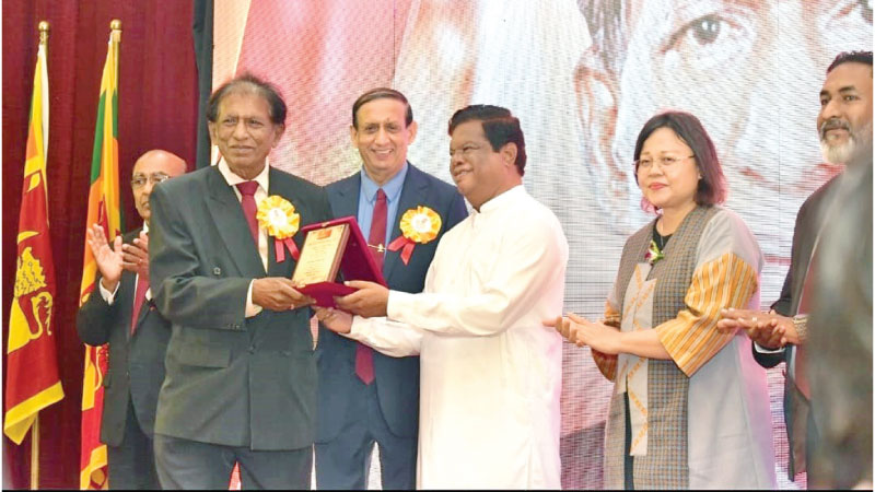 Sri Lanka Press Association (SLPA) conducted its 68th annual convention at the BMICH recently to felicitate media personnel. Former Deputy Editor Daily News and Sunday Observer Ananda Kannangara receiving a token of appreciation from Minister of Transport, Highways and Mass Media Dr. Bandula Gunawardena. Indonesian Ambassador to Sri Lanka Dewi Gustina Tobing , SLPA President Sisira Wijesinghe and SLPA General Secretary Kurulu Kariyakarawana are also in the picture.