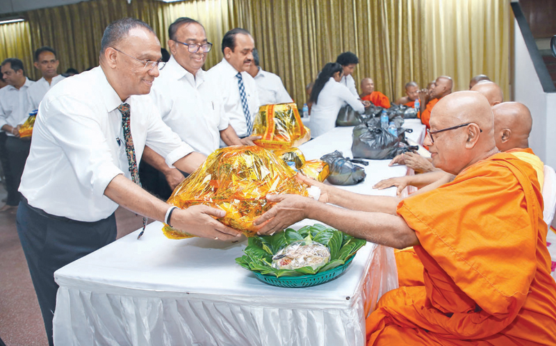 Lake House Chairman Prof. Kariyawasam presents Atapirikara to Ven. Prof. Iththdemaliye Indasara Thera.
