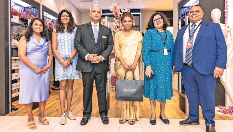 amanté Lanka Head of Marketing Eshara Silva, OGF Manager - Mall Leasing AmaliPonnappa, OGF Centre Director Sid Solanki, Buddhi Batiks CEO and Director Darshi Keerthisena, amanté Lanka General Manager - Products, ShammiMuditha and amanté Lanka Business Head Padmal Silva at the opening of the amanté sixth boutique in OGF.