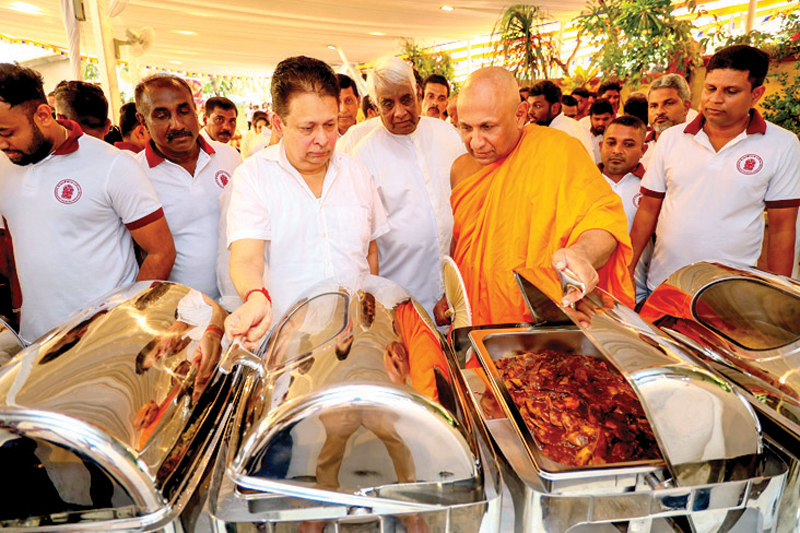 The Rice and Curry Dansala at the Kelaniya Raja Maha Vihara, organised for the 20th time with the participation of the Sri Kalyani Youth Organisation and the Sri Lanka Army, was inaugurated by the Chief Incumbent of the temple Ven. Prof. Kollupitiye Mahinda Sangharakkitha Thera and President of the Patrons’ Society, former Sri Lankan Ambassador to Russia Dr. Saman Weerasinghe.        