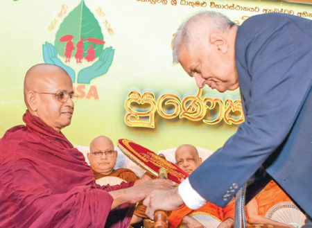 President Ranil Wickremesinghe presents the ‘Siri Someswara Vangshalankara Sasana Keerthi Sri Lokathakari’  honorary title to Ven. Pitigala Sonuthara Nayaka Thera