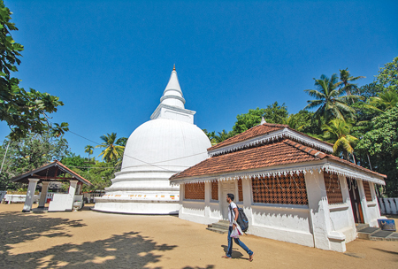 The ‘Sivru dagaba’ of the Kithsirimevan Kelani Raja Maha Vihara, lies on the bank of the Kelani Ganga 