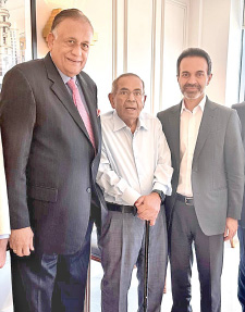 High Commissioner Rohitha Bogollagama with the senior management of Hinduja Group.