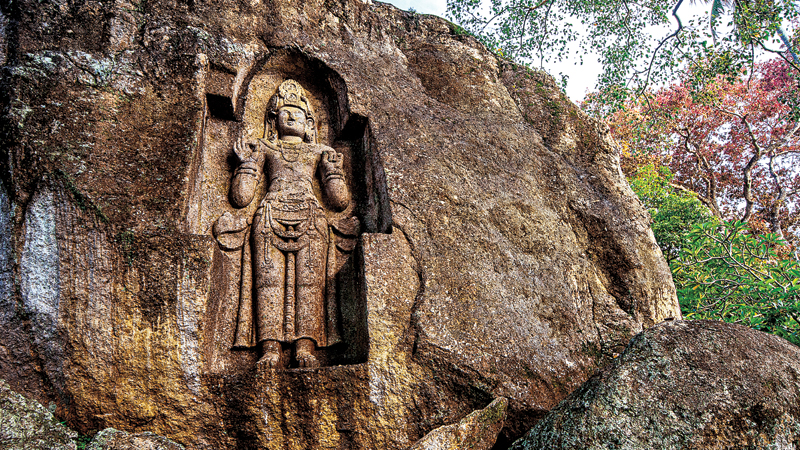 Splendour of Kustarajagala rock-hewn statue