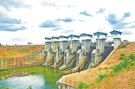 The sluice gates of the Weheragala dam. Drive over the dam to reach the Lunugamvehera National Park