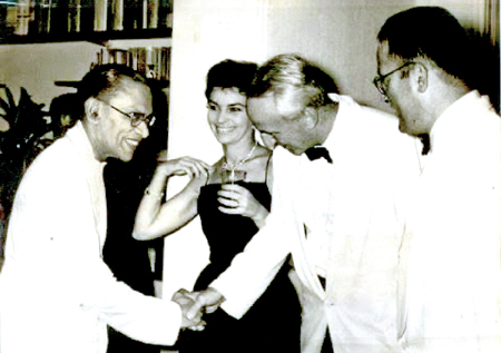 SWRD Bandaranaike meets the Israeli envoy to Colombo in 1957. 