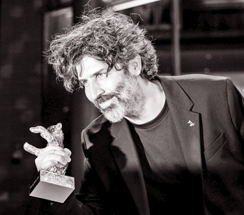 Iván Fund Proud pose: The director firmly holds his Silver Bear. The Message 
Competition Silver Bear Jury Prize