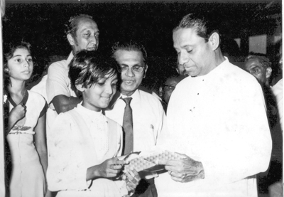 Saman Tilakasiri and daughter Dulani receive an award from President R. Premadasa